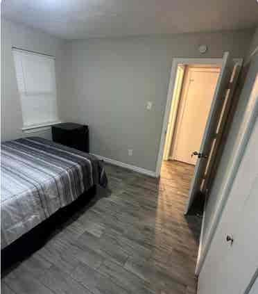 LOOKING FOR FEMALE ROOMATE