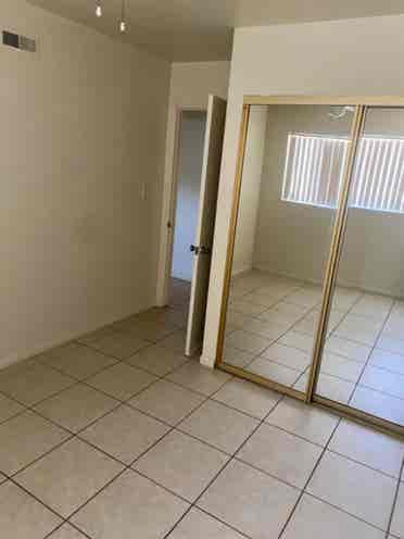 Looking for 4 roommates!