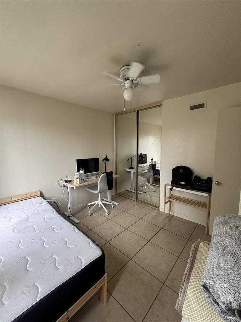 Looking for 4 roommates!