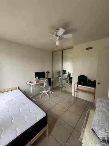 Looking for 4 roommates!