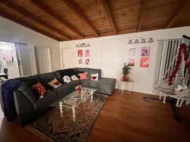 Looking for 4 roommates!