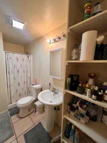 Looking for 4 roommates!