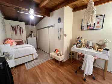 Looking for 4 roommates!