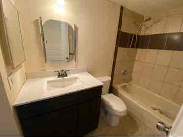 1bedroom, bath and cozy Area 4 Rent