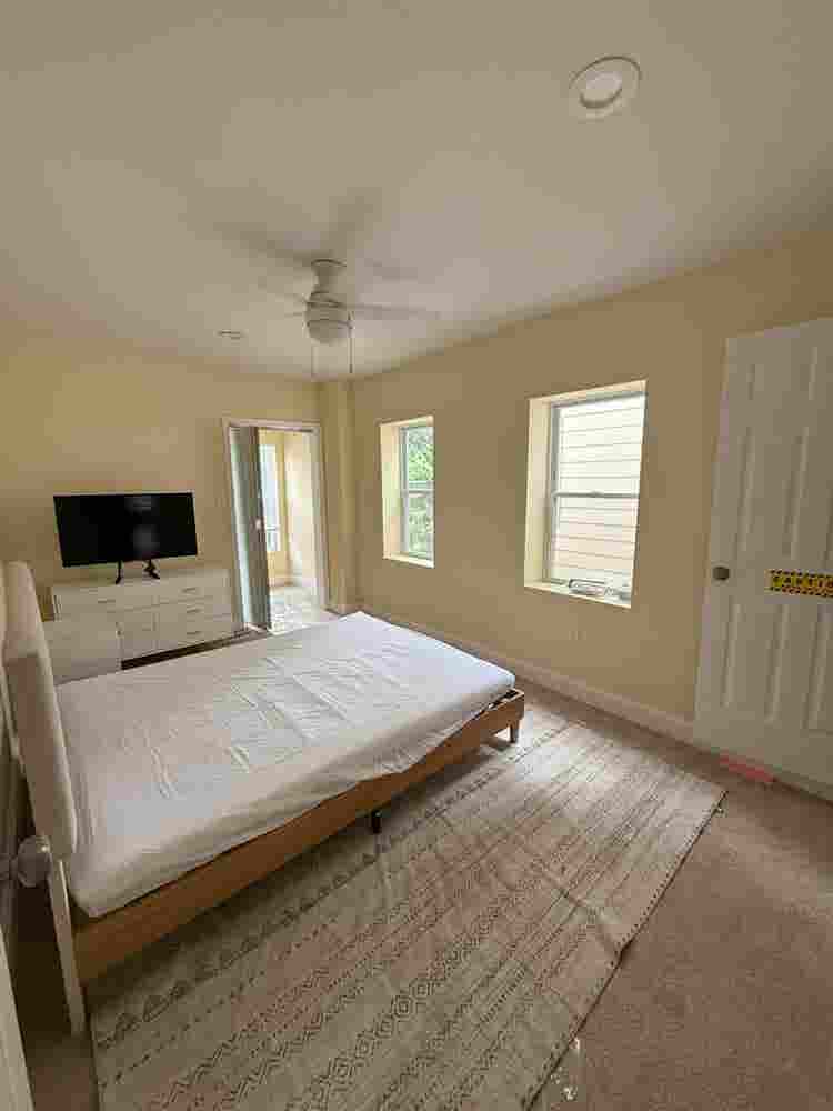 Large Top-Floor Room w/ Shared Bath