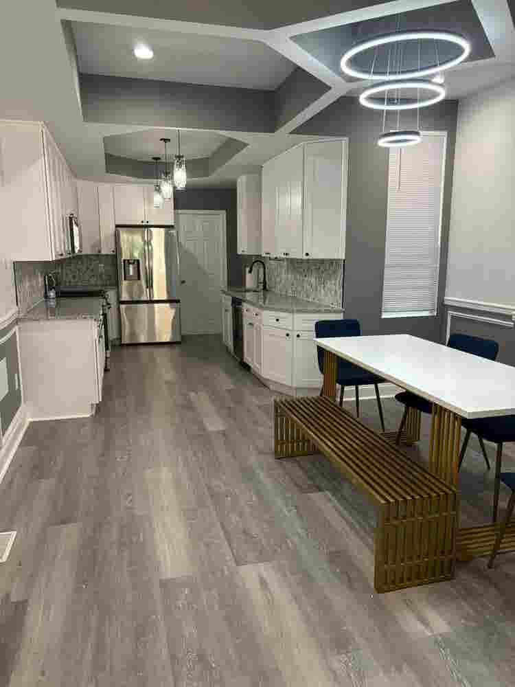 Large Top-Floor Room w/ Shared Bath