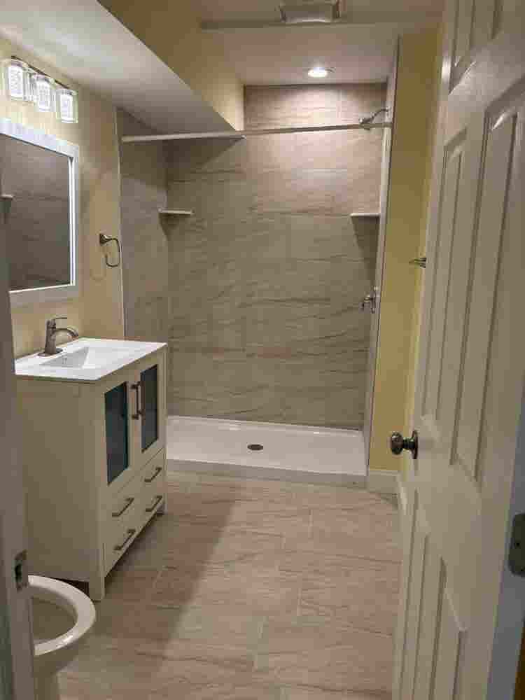 Large Top-Floor Room w/ Shared Bath
