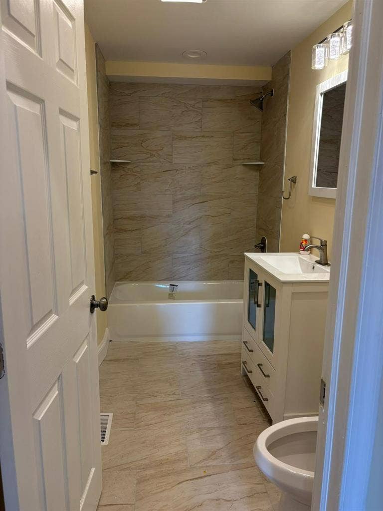 Large Top-Floor Room w/ Shared Bath