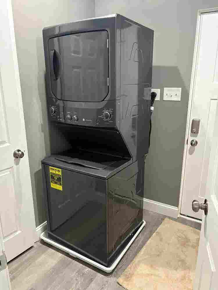 Large Top-Floor Room w/ Shared Bath