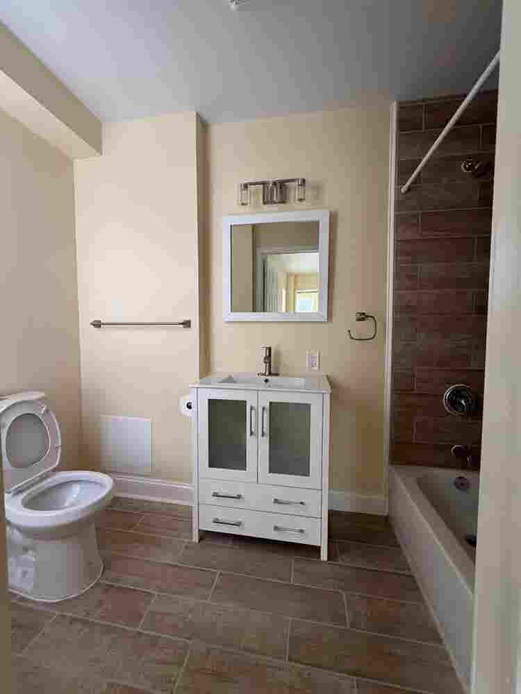 Large Top-Floor Room w/ Shared Bath