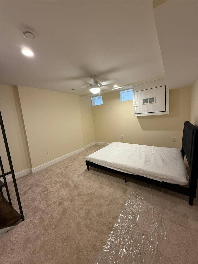 Large Top-Floor Room w/ Shared Bath