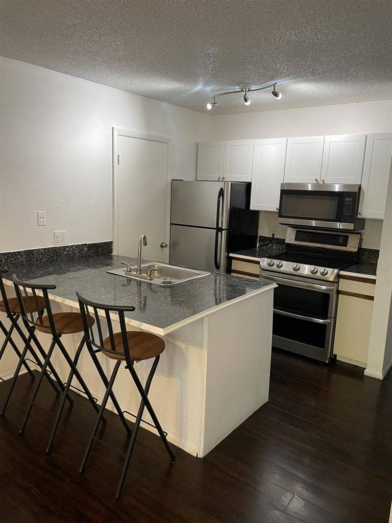 Bath 1 parking Apartment