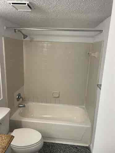 Bath 1 parking Apartment