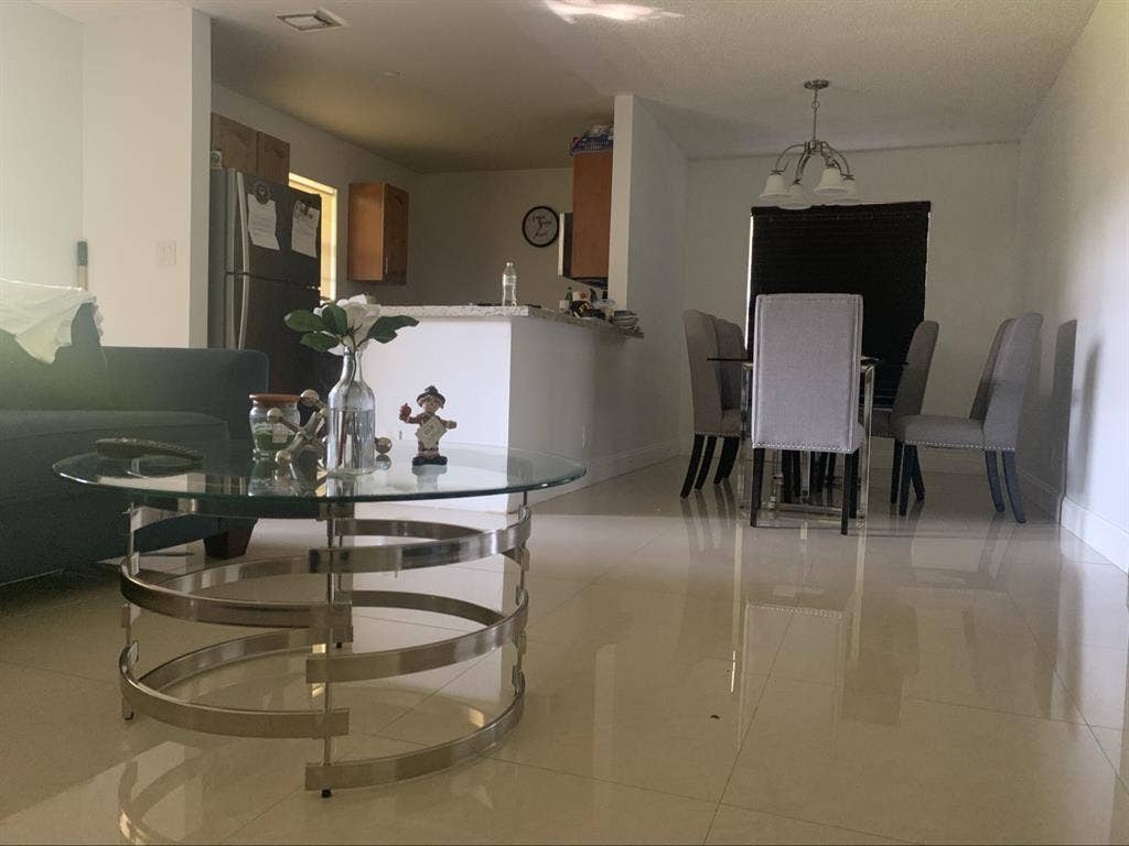Room for rent in Boca Del Mar area