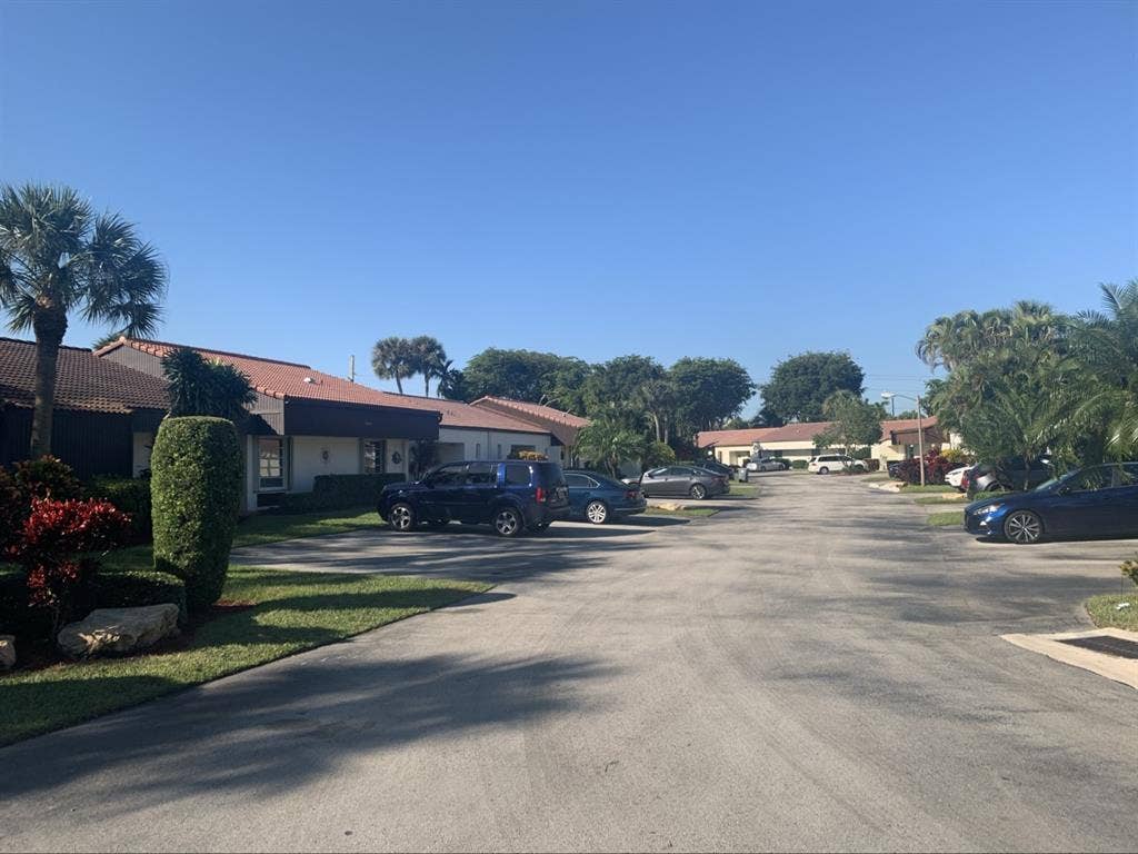 Room for rent in Boca Del Mar area