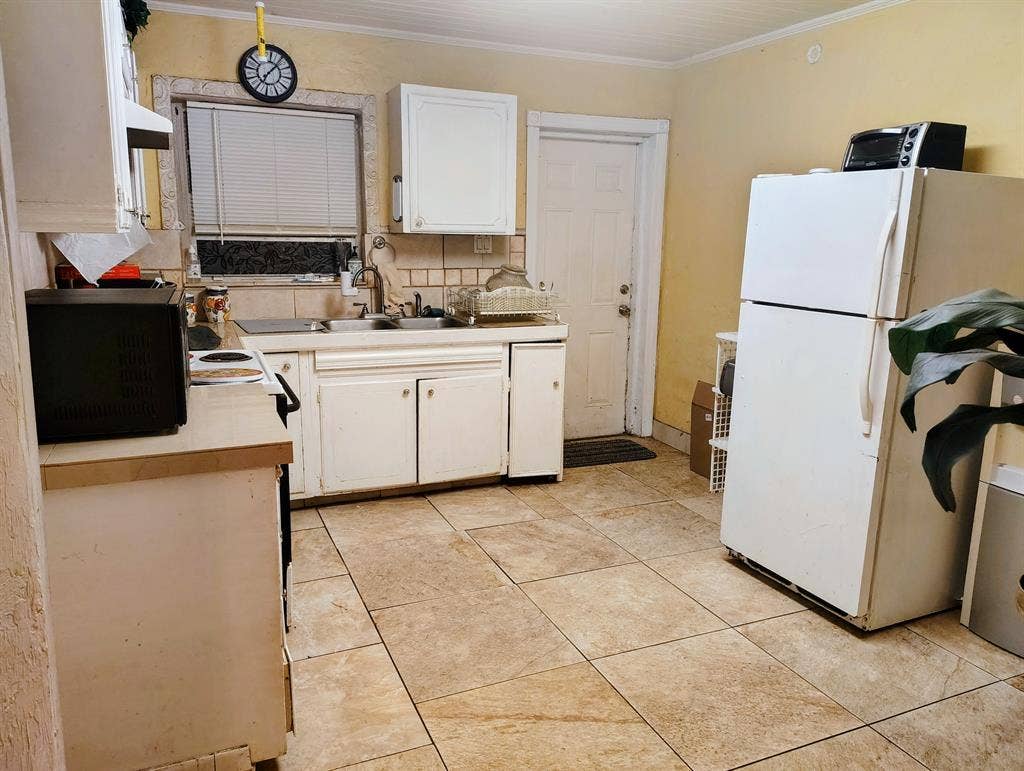large room furnished for lease