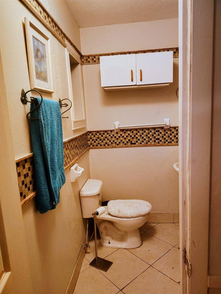 large room furnished for lease