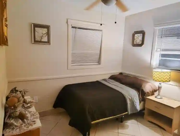 large room furnished for lease