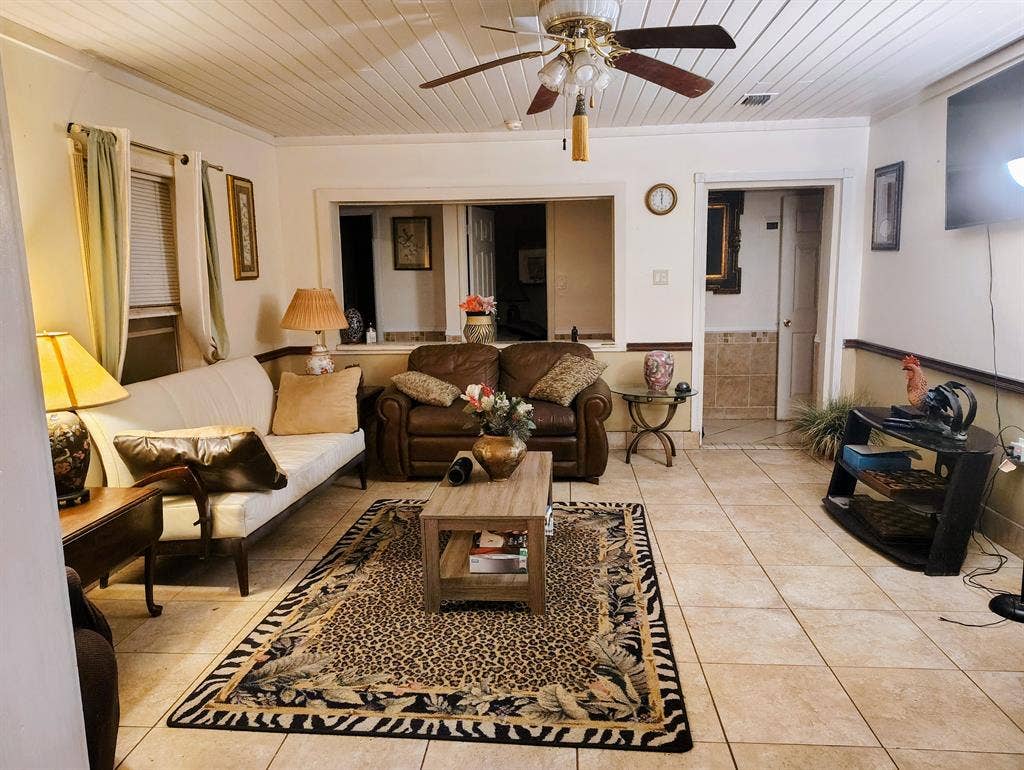 large room furnished for lease