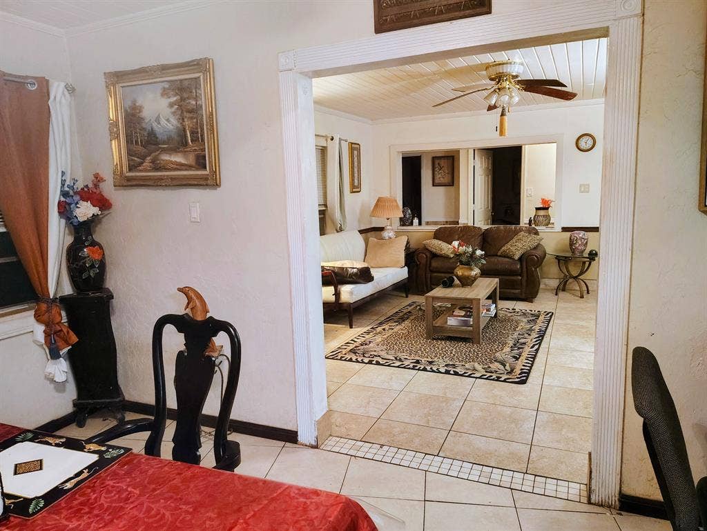 large room furnished for lease