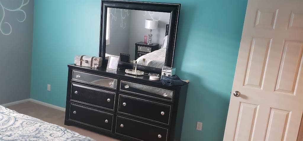 Beautiful Big Room w/ pvt bathroom