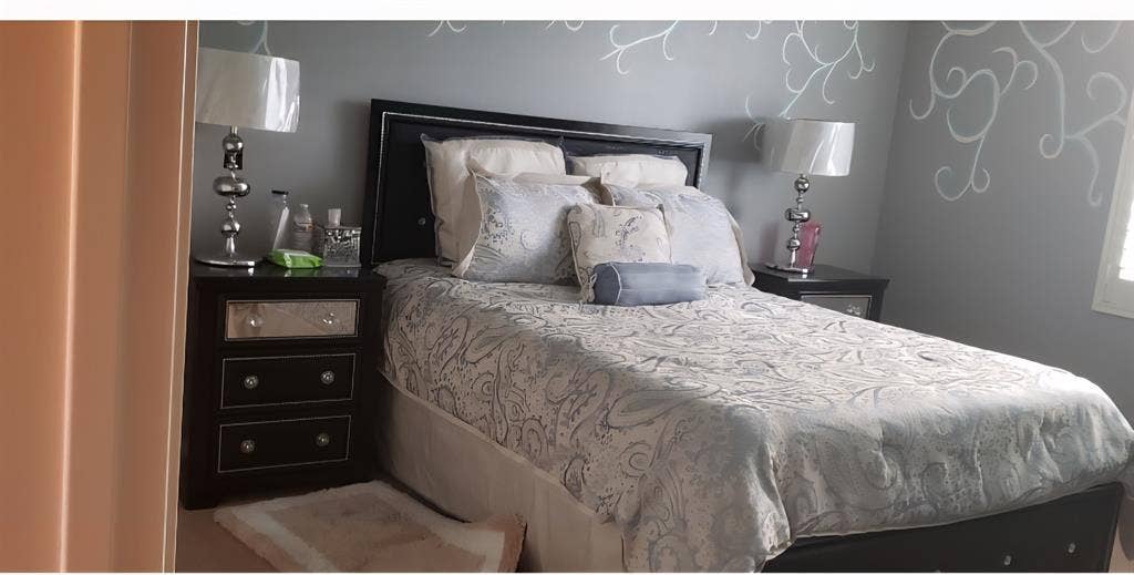 Beautiful Big Room w/ pvt bathroom