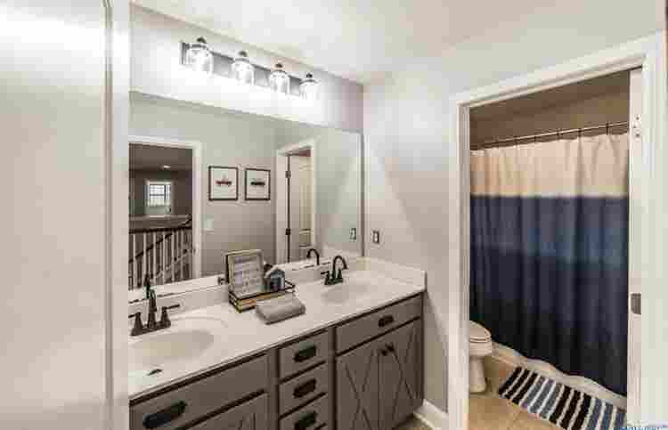 Upstairs Room for Rent