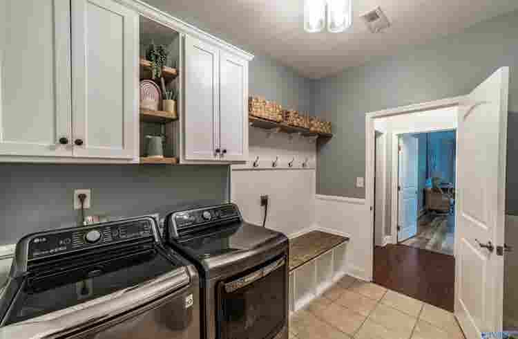 Upstairs Room for Rent