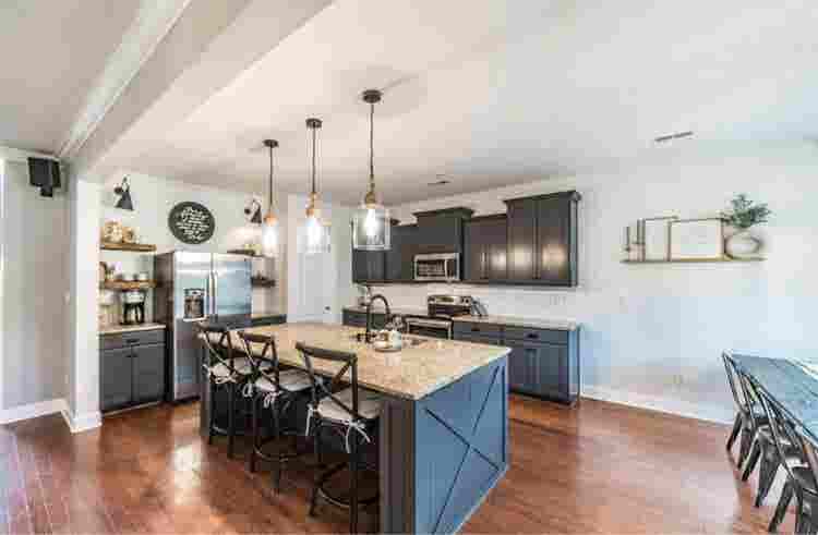 Upstairs Room for Rent