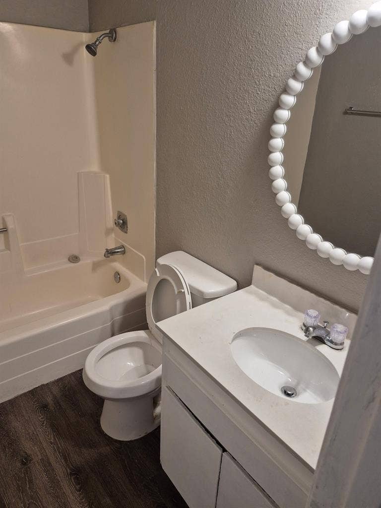2 bedroom apartment, move in ready.