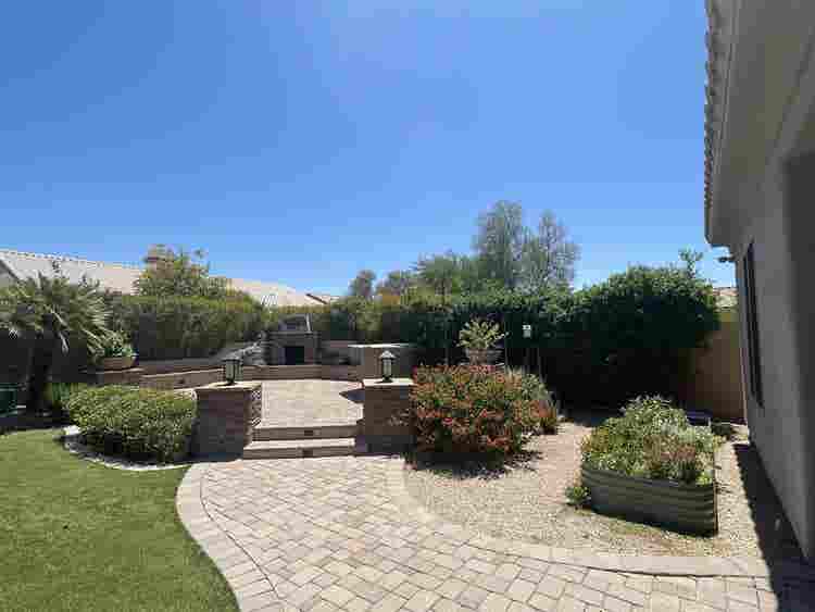 Near Desert Ridge - a Room for rent