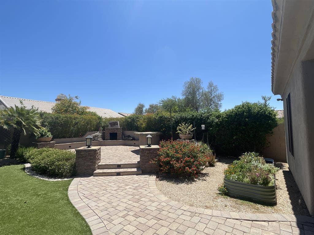Near Desert Ridge - a Room for rent