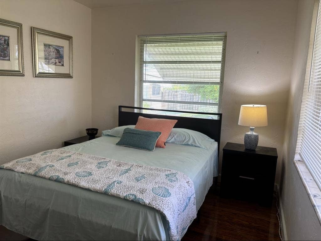 Hollywood, Beautiful room for Rent.