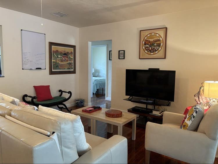 Beautiful room for rent.Hollywood