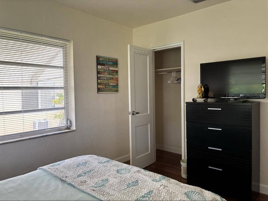 Hollywood, Beautiful room for Rent.