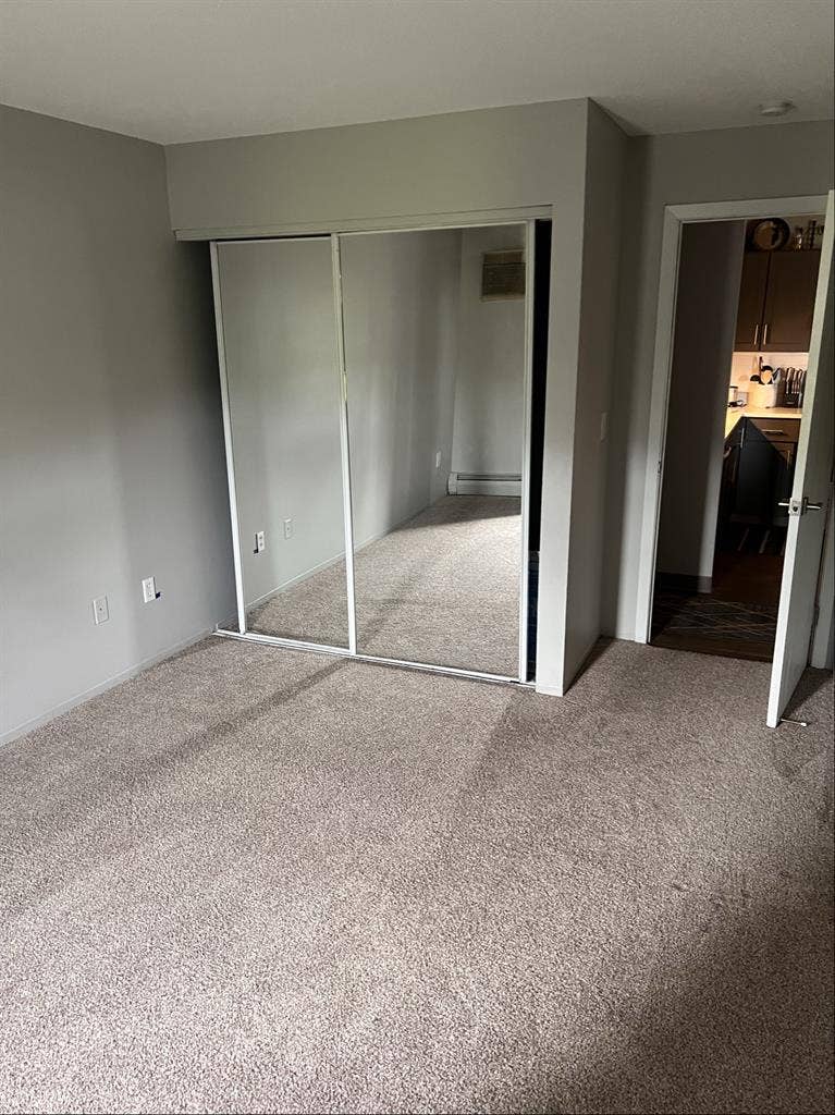 Unfurnished room West Bloomington