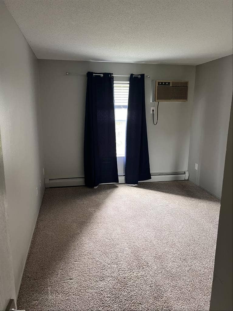 Unfurnished room West Bloomington