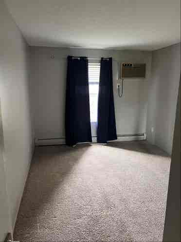 Unfurnished room West Bloomington