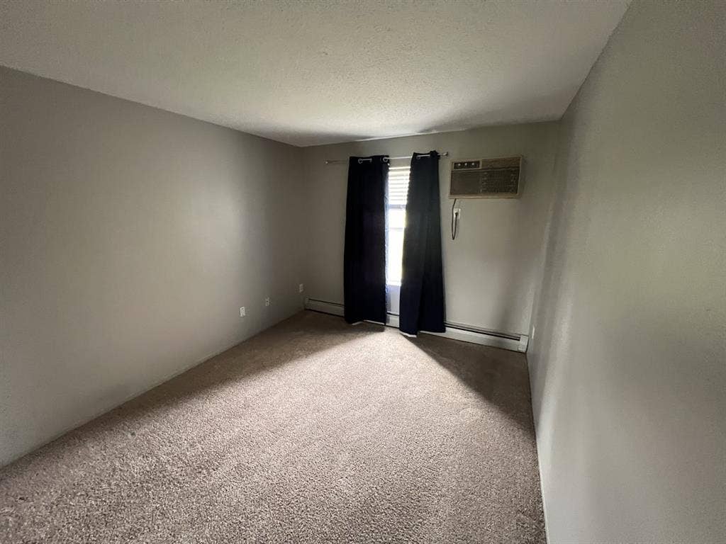 Unfurnished room West Bloomington