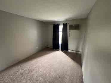 Unfurnished room West Bloomington