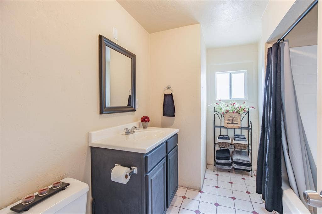 Large bedroom near Main/Price