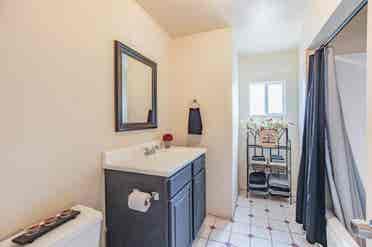 Large bedroom near Main/Price