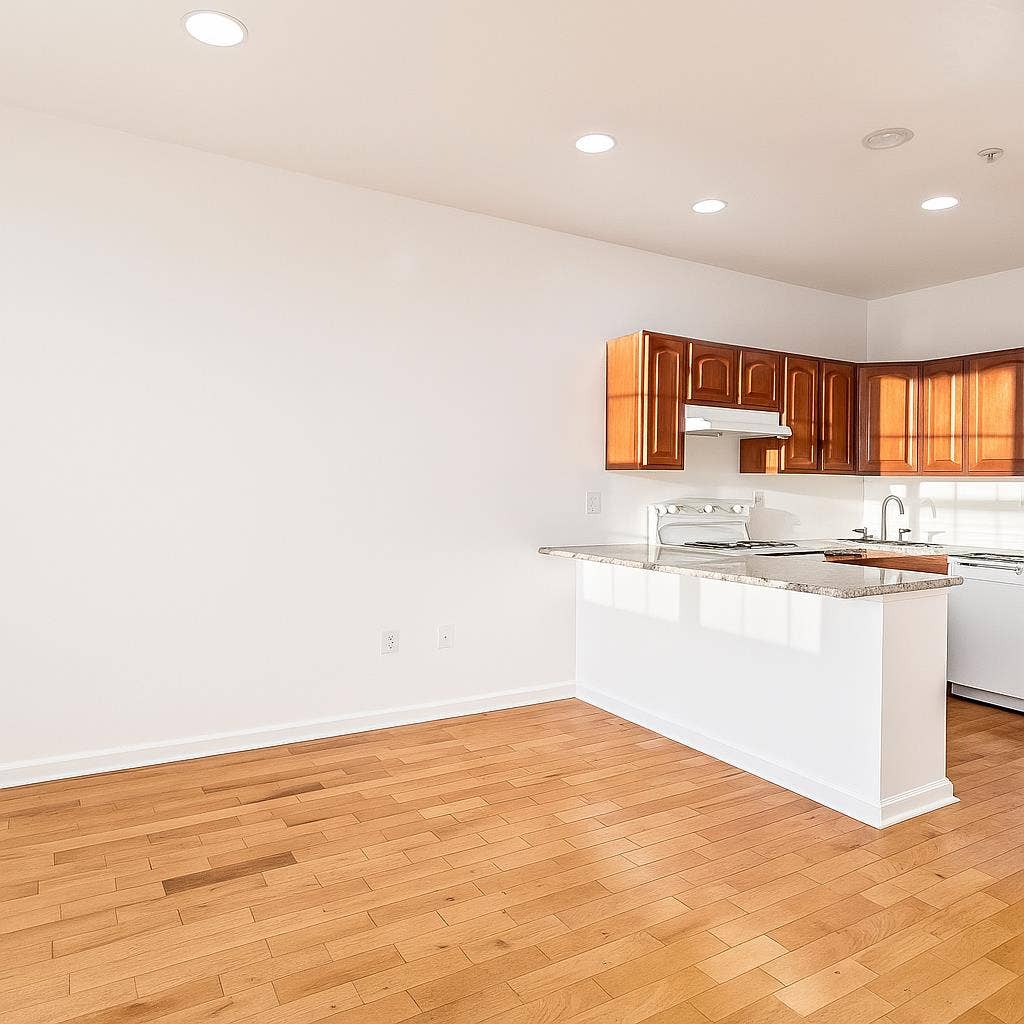 3BR Apartment – Steps from La Salle