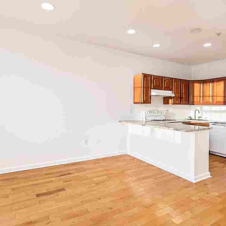 3BR Apartment – Steps from La Salle
