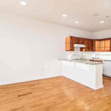 3BR Apartment – Steps from La Salle