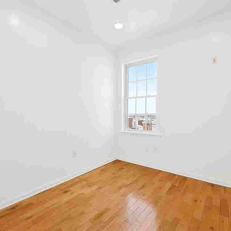3BR Apartment – Steps from La Salle