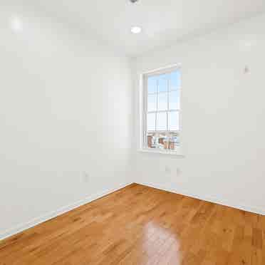 3BR Apartment – Steps from La Salle