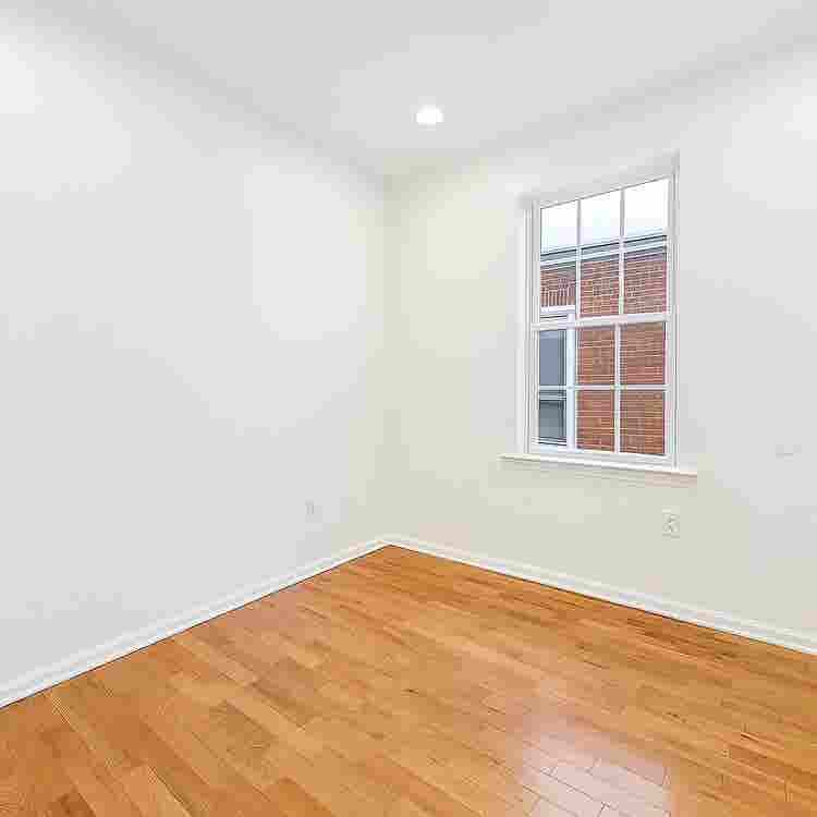 3BR Apartment – Steps from La Salle