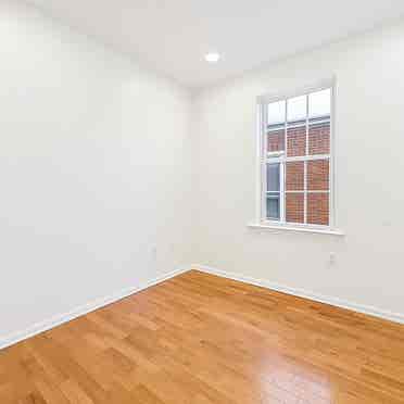 3BR Apartment – Steps from La Salle