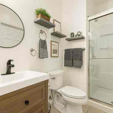 3BR Apartment – Steps from La Salle